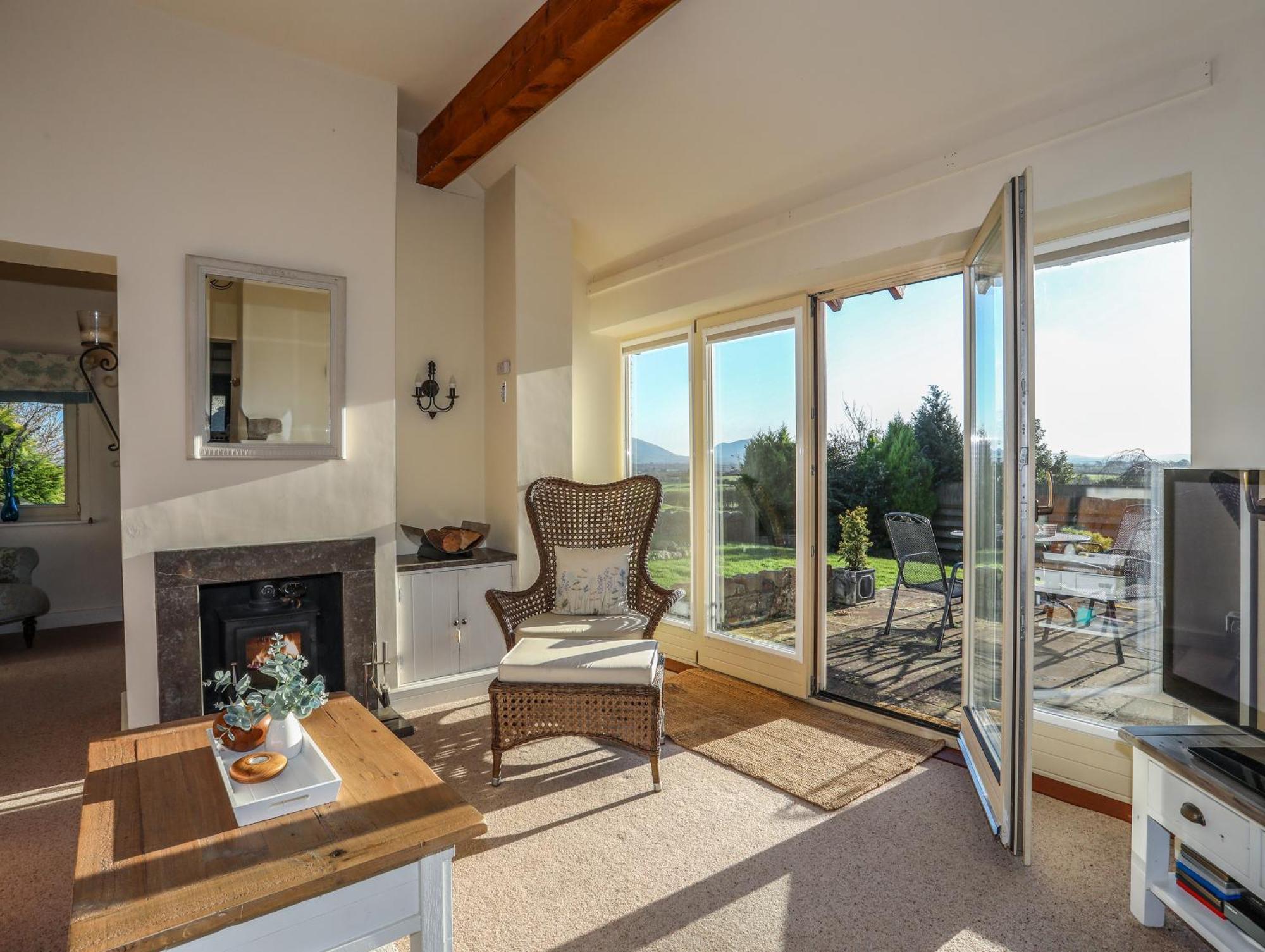 Cosy Barn Villa Dwyran Exterior photo